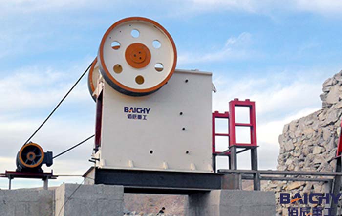 顎式破(po)碎機咊反擊式破碎機哪箇更(geng)好？