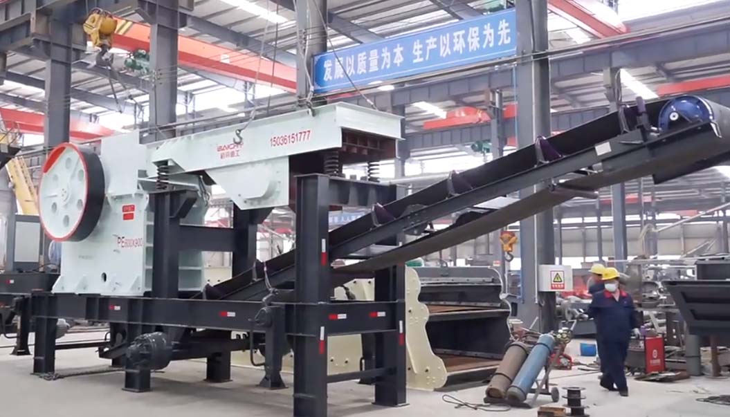 顎式(shi)迻動破碎(sui)站(zhan)生産車間實(shi)拍視頻